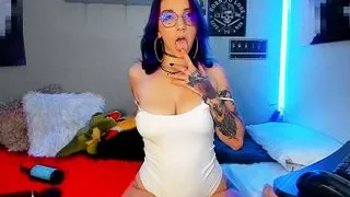 Virtual Colombian slut with purple hair and alternative look desperately masturbates with her fingers