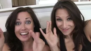 Skinny und freche Lesben kuscheln auf der Couch