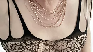 Reife Tvrose Crossdresser in Netzstrümpfen spielt mit Nippeln