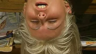 Notgeile Milf bekommt die Muschi geschleckt und bekommt alles in den Hals