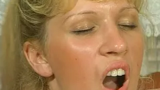 Junge Blondine 24 Jahre wird von zwei Schwaenzen besamt und ist vielleicht Schwanger