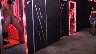 Fiese Hure nimmt die Schwänze von maskierten Männern