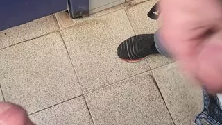 Junger Mann lutscht Schwanz