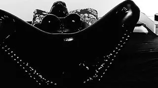 Hooded June - Solo im Bett