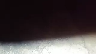 Junge hat Spaß zu Hause allein mit seinen Händen