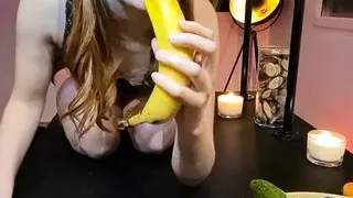 Vends-ta-culotte - Heißes Amateur Mädchen spielt mit einer Banane