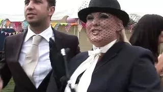 Sisters Lee and Romana are experts in sharing and sucking