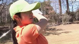Asiatische Golfmaedchen bekommen extra Trainingsstunde