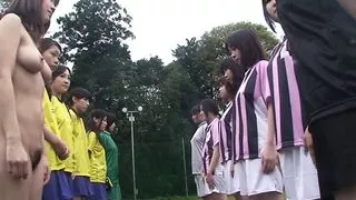 Asiatische Milfs beim gemeinsamen fussballtraining