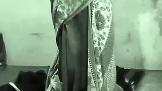 Desi auntie changes saree and shows boobs