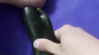 Junger Teenager steckt sich zwei Gurken in seinen kleinen Arsch zu Hause