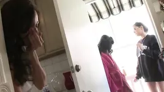 zwei heisse brunette Milf stimulieren und lecken sich zum hoehepunkt