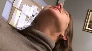 Neue Praktikantin auf dem glastisch im buero gefickt danach durfte sie ihn sauber lecken