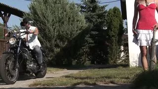 Biker fickt brunette milf direkt im Vorgarten