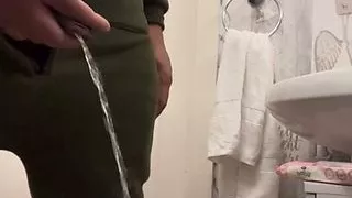 Goldene Dusche für meine Fans, die mich gerne beim Pissen sehen