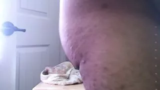 Die Schwuchtel streichelt seine Spitze, bis er alles vollpisst.