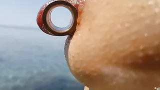 nippleringlover - geile Milf pisst am Nacktstrand, gepiercte Muschi, weit offen, riesige gepiercte Brustwarzen