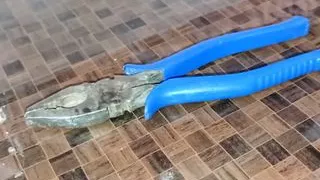 Electrician ka kala mota bada lund dekh bhabhi apne aap ko rok nhi payi HD clear hindi audio desi Indian porn sex video