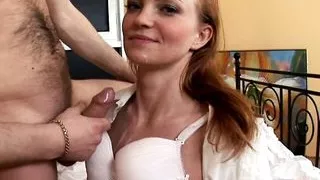 Sexy rothaarige Teenagerin Usova nimmt Schwanz in ihren Arsch