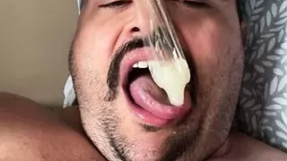 Der Bulle macht Sperma mit einem Kondom, das er in der Turnhalle gefunden hat.