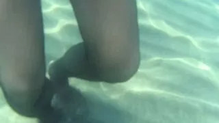 nylondelux pantyhose ripping public beach