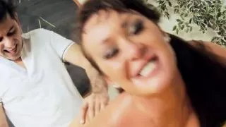 Vollbusige Latina Milf in der Hitze
