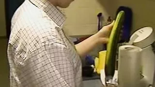 Die Karotte machte die junge Mutti so feucht das sie es sich besorgen musste