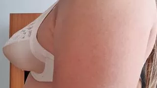 Klassischer nackter Nylon-BH, frag nach der Marke, streichelt meine spitzen Brüste