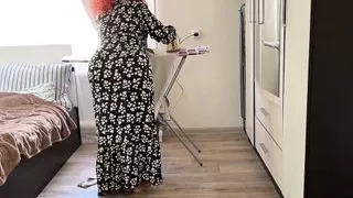 Milf is ironing clothes and feels that there will be anal sex with her big butt