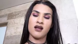 Transsexuelles Latin Babe zieht sich aus und masturbiert in einer Soloszene