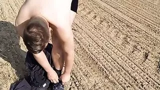 Mein Entkleiden auf dem Feld.