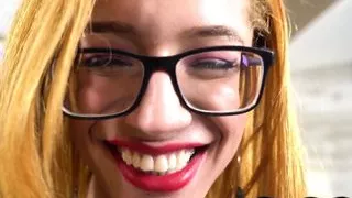Latin tgirl mit Brille fingert Arsch und masturbiert nach dem Rauchen