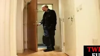 Ungesattelte Twinks genießen Oralverkehr bei Dreier für Cumshot