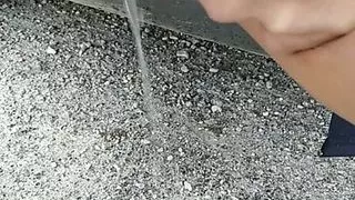 Milf pisst außerhalb des Autos