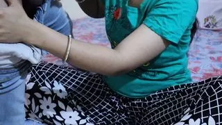 Pent ki zip me fas gaya land, amma ne bahut hi pyar se nikaala aur apni jeeb se araam bhi diya