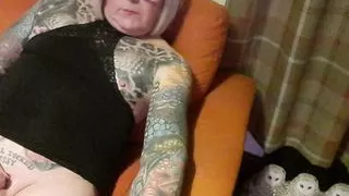 Tiny Cock - Angela pisst schamlos auf das Sofa