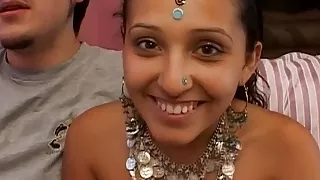 Süße indische Freundin bevorzugt Dreier-Sex mit Fremden
