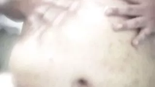 Molliger Kerl wackelt mit seinem fetten Körper