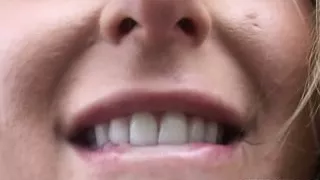 Avy Scott beim Spielen mit ihrem Tommy Gunn