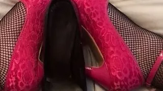 Pink heels and fishnets – cumming over black heels