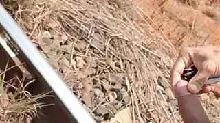 Ein nackter Spaziergang auf der Bahnstrecke