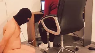 Mistress Fiona enjoys pussy worship while working – FREE EXCLUSIVE FULL VIDEO