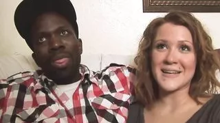 Junge Brunette freut sich ueber ersten schwarzen schwanz und verschenkt keinen Tropfen