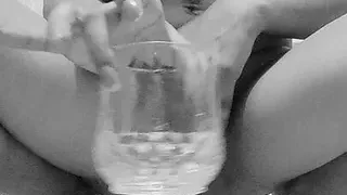 Alisha n apna mut glass m dal kr pi liya