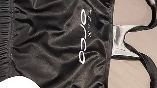 Schwanz umhüllt von Spandex-Sporttop