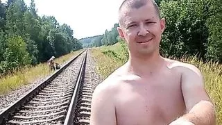 Alex Ray does not hesitate to walk completely naked on the street