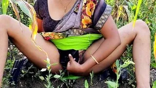 Khet chupke se fingering kar rahi thi maine dekha