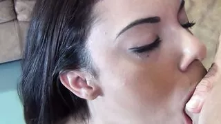 Junge Latina braucht Schwaenze um Deepthroat zu ueben