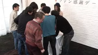 Junge Polizistin rutscht in eine Gangbangparty