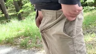 Öffentliche Pisse, junger Amateur Junge blitzt Schwanz